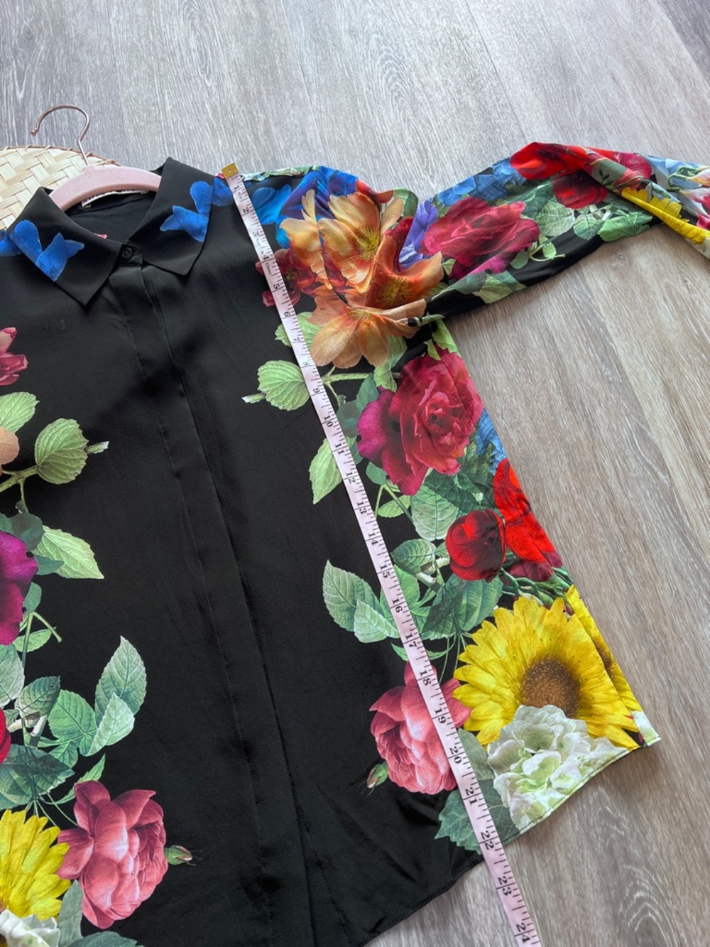 Alice + Olivia Brady 100% silk floral button down blouse - Picture 6 of 11